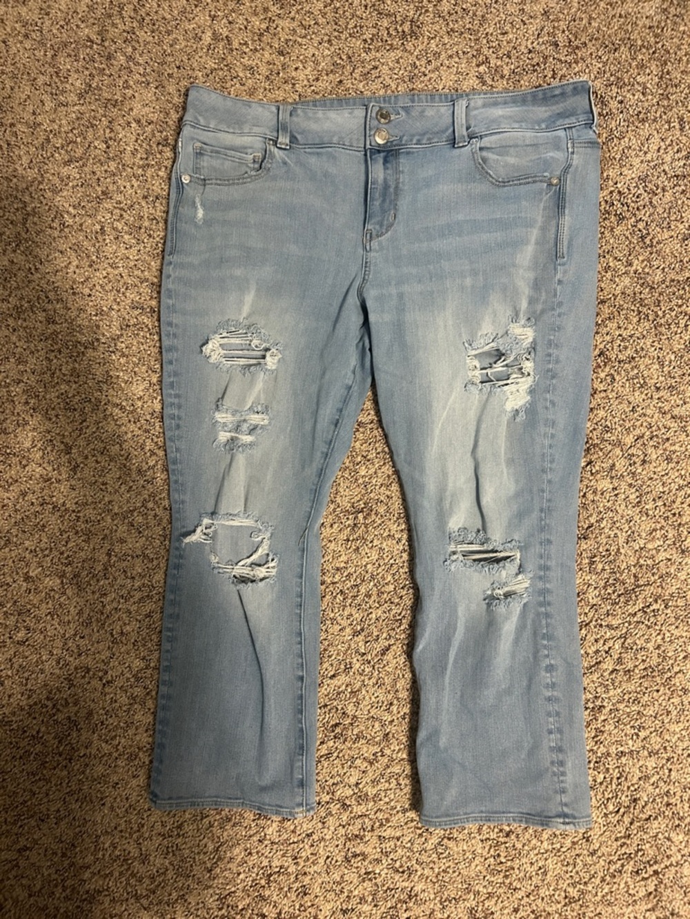 American Eagle size 16 short Light Wash Distressed Capri Pants